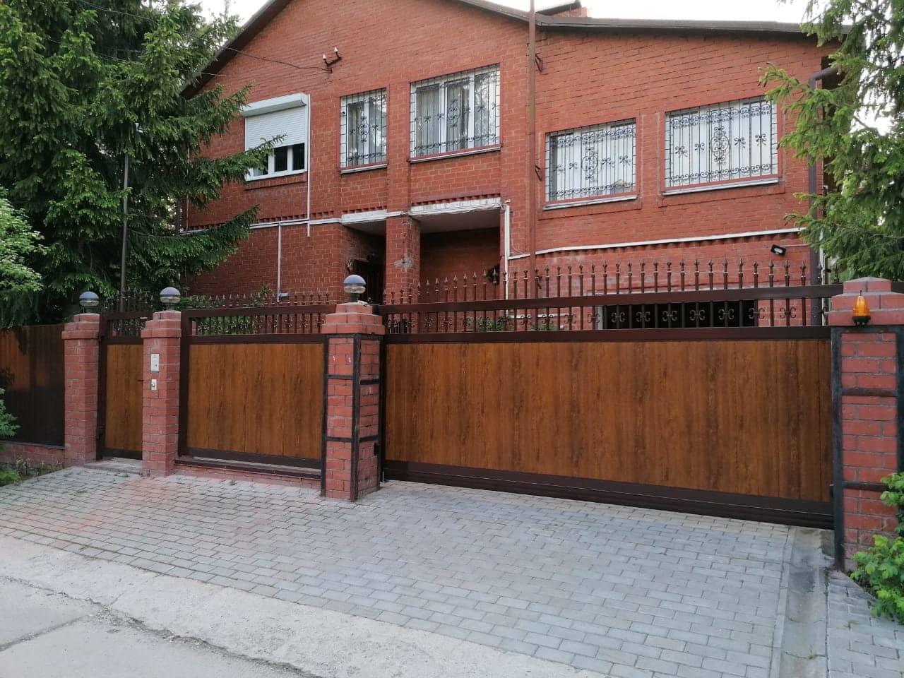 Уличные ворота DoorHan в Пскове с установкой