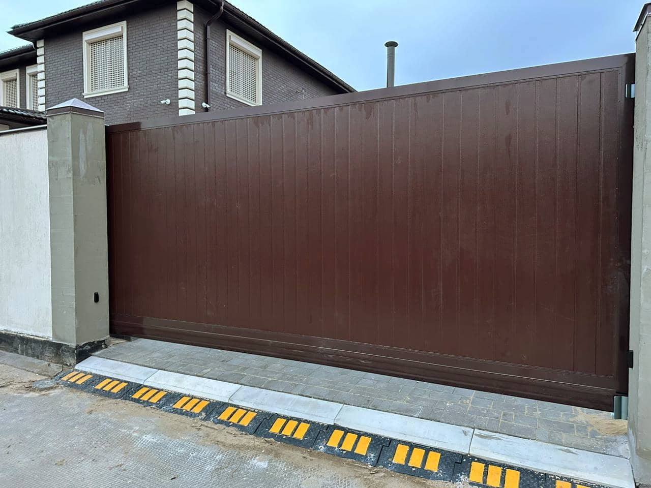 Уличные ворота DoorHan в Пскове с установкой